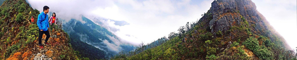 Bước chân dẻo dai của những bạn trẻ đã đặt lên khắp các đỉnh núi. (Ảnh: Duy Phúc/Vietnam+)