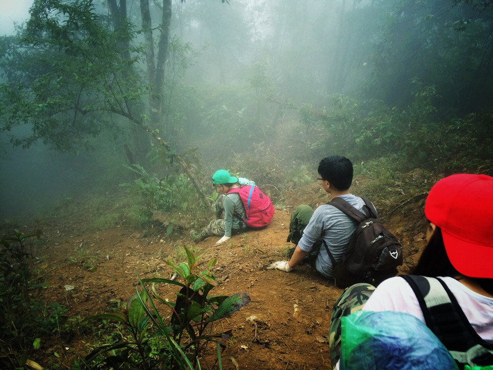Chặng về đầy gian nan khi nhiều đoạn phải 'cầu trượt' vì đường trơn. Do điều kiện không cho phép mang theo máy ảnh nên hành trình được phóng viên ghi lại bằng điện thoại. (Ảnh: Xuân Mai/Vietnam+)