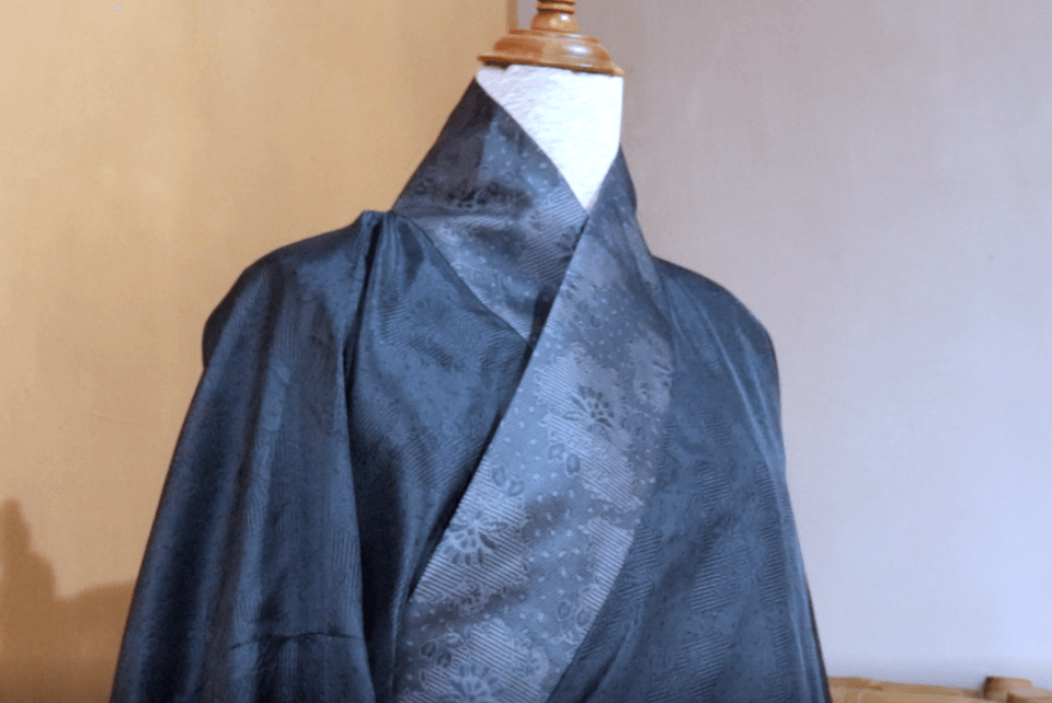 Trong dòng chảy của cổ phục những năm gần đây, áo Giao Lĩnh được phỏng dựng phần lớn dựa trên một số tư liệu, ảnh tượng còn sót lại từ thời nhà Nguyễn và nhà Lê Trung Hưng. (Ảnh: PV/Vietnam+)