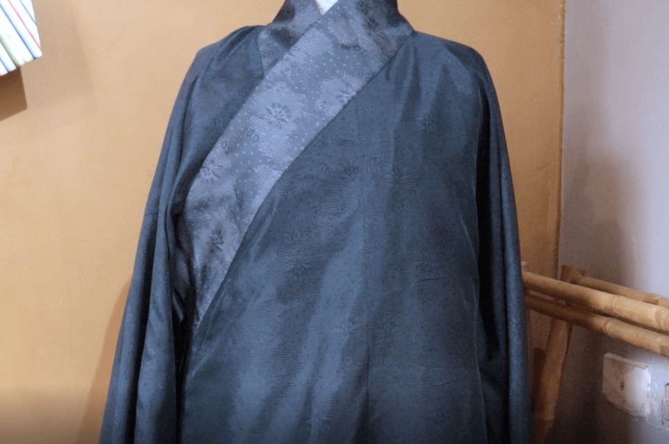 Áo Giao Lĩnh Việt Nam chịu ảnh hưởng nhiều từ Trung Quốc, với một tinh thần phóng khoáng hơn, cổ áo được thiết kế buông thõng giúp người mặc cử động thoải mái. (Ảnh: PV/Vietnam+)