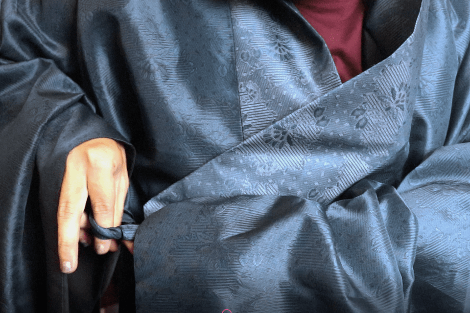 Trong cung đình, dáng áo của vua là Cổn Miện hay của hoàng hậu là Địch Y và triều phục của quan lại cũng đều sử dụng dáng áo này. (Ảnh: PV/Vietnam+)