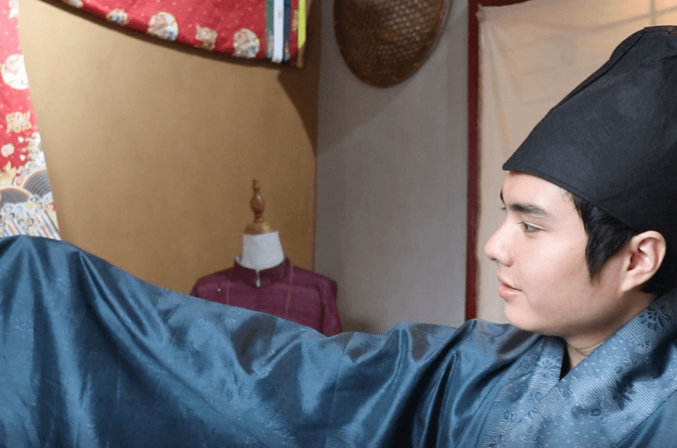 Áo Giao Lĩnh biến thiên tùy vào văn hóa và khí hậu của nước sở tại. Ở Trung Quốc, Triều Tiên, do đặc điểm khí hậu xứ lạnh, cổ áo cao và khít. Ở Nhật Bản, vì gáy được coi là phần đẹp nhất của người phụ nữ nên cổ áo tập trung tôn vẻ đẹp chiếc gáy trần. (Ảnh: PV/Vietnam+)