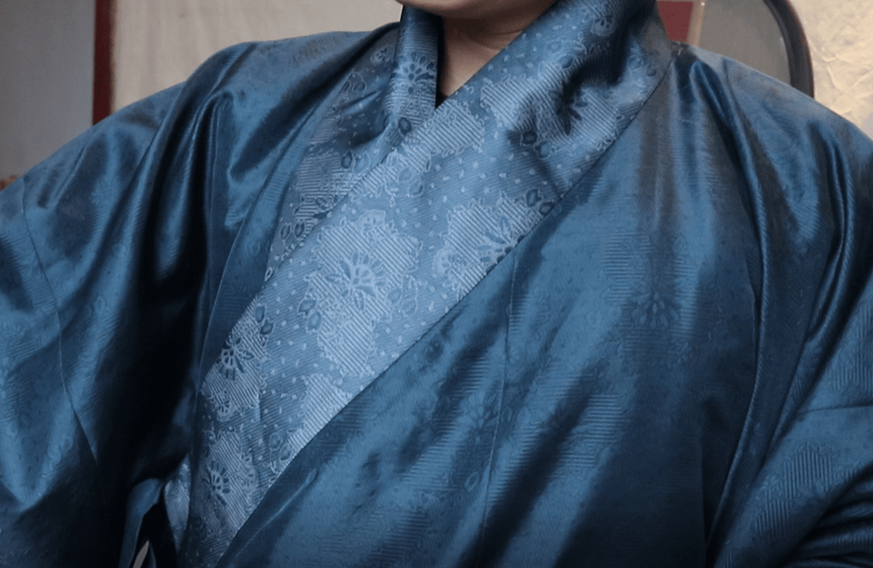 Áo Giao Lĩnh, với kiểu dáng lịch duyệt và đường nét truyền thống, ngày càng trở nên phổ biến trong những sự kiện ngoại giao, lễ Tết, chụp kỷ yếu tốt nghiệp. Một số bạn trẻ lựa chọn áo Giao Lĩnh làm trang phục cưới thay cho những dáng áo phương Tây phổ thông. (Ảnh: PV/Vietnam+)