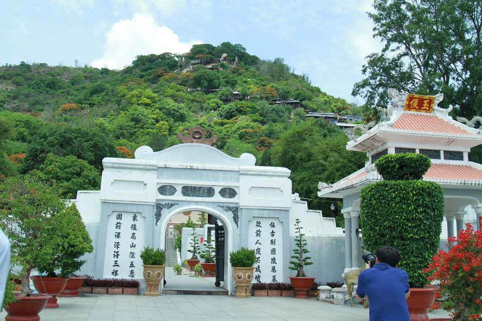 Cổng sơn lăng. (Ảnh: Xuân Mai/Vietnam+)