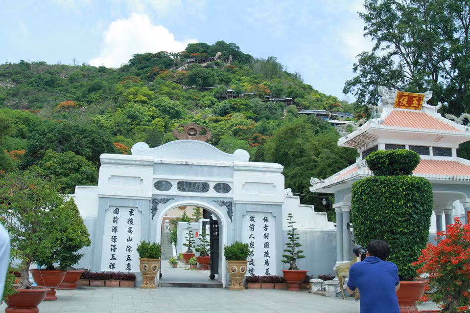 Cổng sơn lăng. (Ảnh: Xuân Mai/Vietnam+)