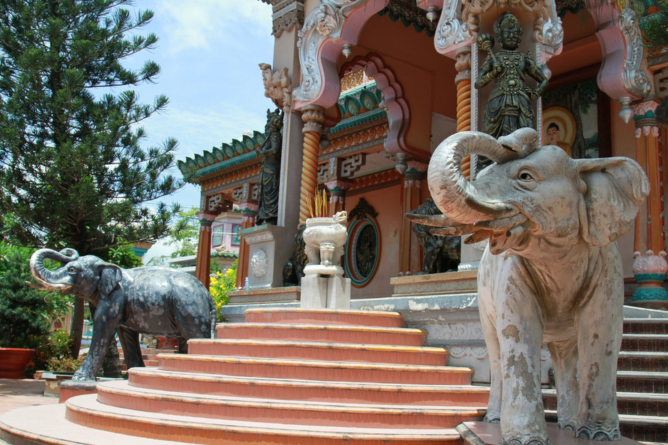 Là một ngôi chùa Phật giáo - biểu tượng lịch sử cho sự giao lưu kiến trúc giữa Việt Nam và Ấn Độ, chùa Tây An hay còn được gọi là Tây An cổ tự tọa lạc tại ngã ba, dưới chân núi Sam. (Ảnh: Xuân Mai/Vietnam+)