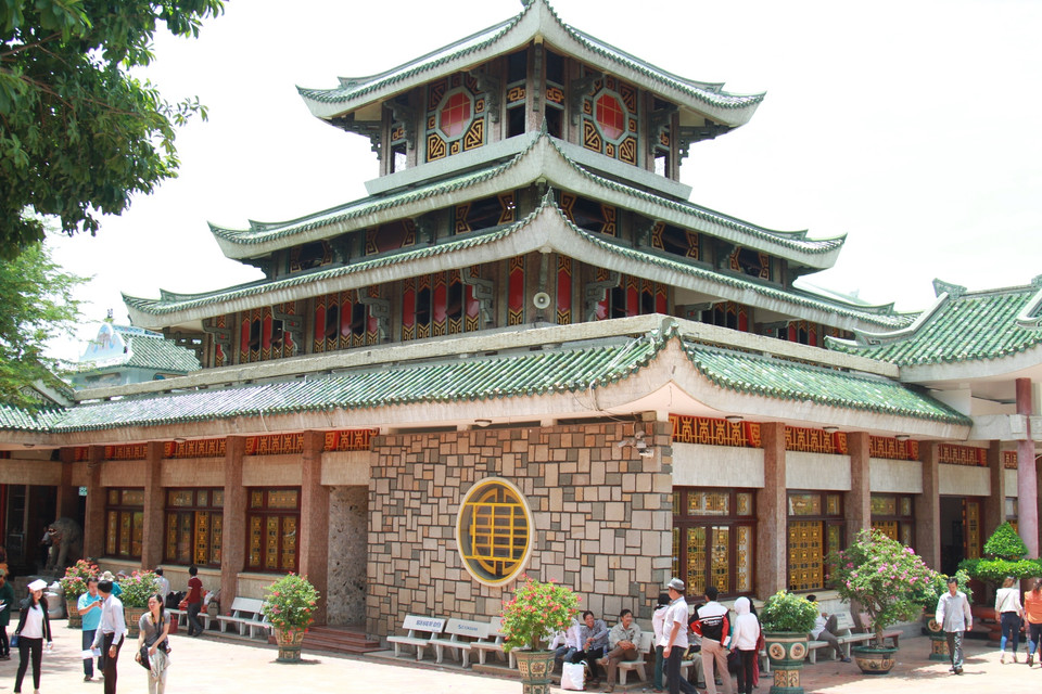 Miếu Bà Chúa Xứ tọa lạc dưới chân núi Sam thuộc phường núi Sam, thành phố Châu Đốc, tỉnh An Giang. Mỗi năm có hàng triệu lượt khách đến hành hương và chiêm bái tại miếu Bà. Chẳng biết từ khi nào, Bà Chúa Xứ đã trở thành điểm đến tâm linh của người dân khắp nơi trên cả nước. (Ảnh: Xuân Mai/Vietnam+)