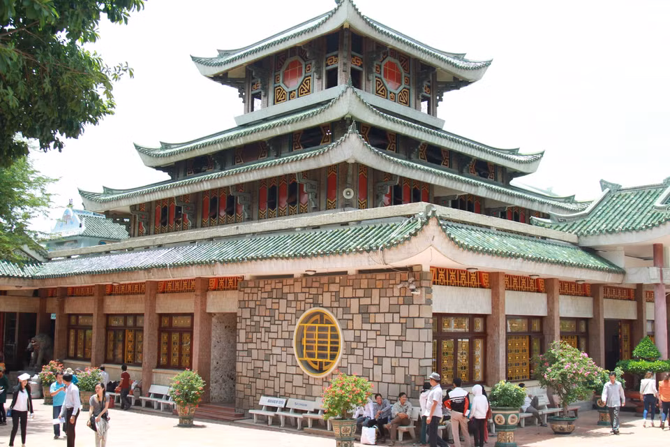Miếu Bà Chúa Xứ tọa lạc dưới chân núi Sam thuộc phường núi Sam, thành phố Châu Đốc, tỉnh An Giang. Mỗi năm có hàng triệu lượt khách đến hành hương và chiêm bái tại miếu Bà. Chẳng biết từ khi nào, Bà Chúa Xứ đã trở thành điểm đến tâm linh của người dân khắp nơi trên cả nước. (Ảnh: Xuân Mai/Vietnam+)