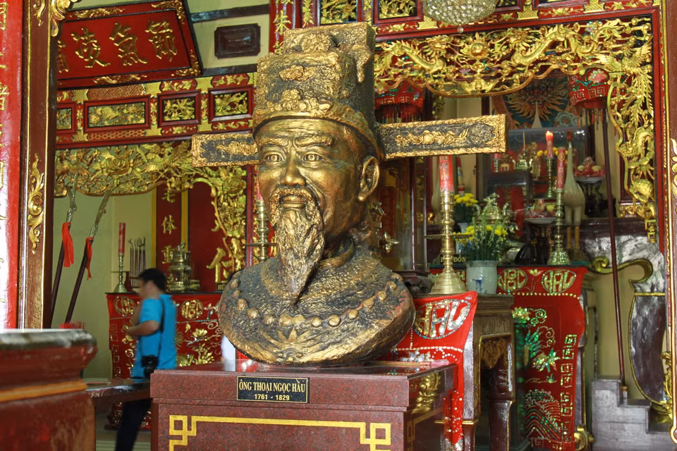 Một truyền thuyết liên quan đến ngôi miếu này, đó là nói về công lao ông Thoại Ngọc Hầu. Khi ông đi dẹp giặc ngoại xâm ở biên giới, bà Châu Thị Tế đã khấn vái Bà Chúa Xứ phù hộ ông dẹp yên giặc, gìn giữ xóm làng bình yên. Để tạ ơn những điều linh nghiệm, ông Thoại Ngọc Hầu cho thỉnh Bà từ trên đỉnh núi Sam về một ngôi miếu khang trang dưới chân núi và chọn ngày 24/4 là ngày cúng lễ Bà. (Ảnh: Xuân Mai/Vietnam+)