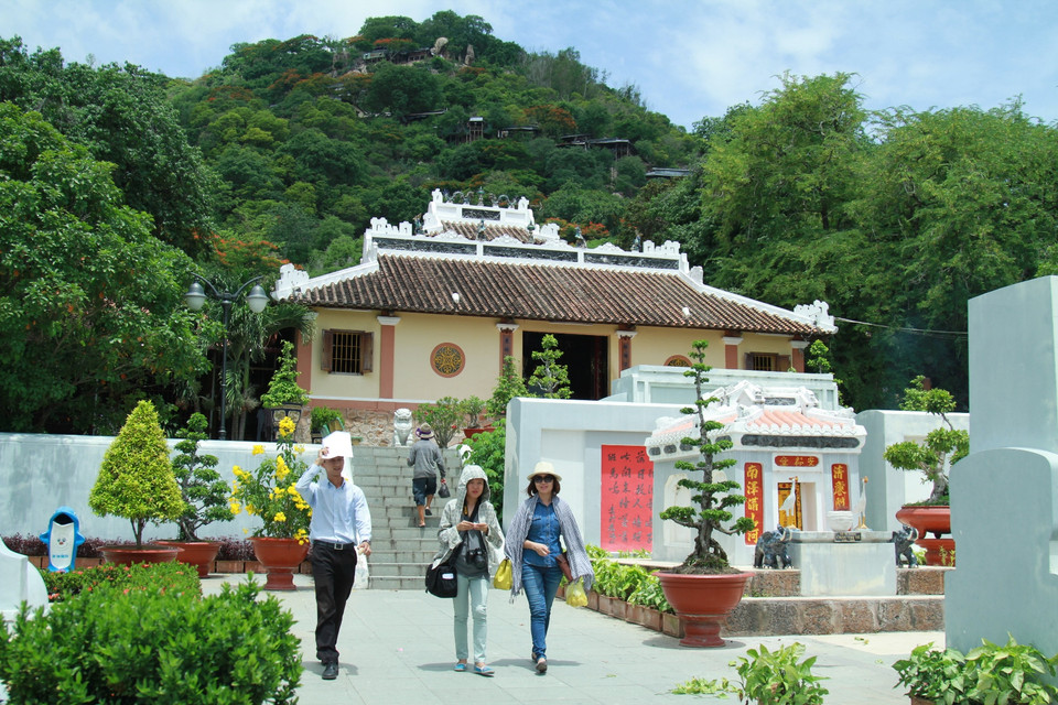 Cùng nằm trên triền Núi Sam, ở thế lưng tựa núi, mặt hướng ra cánh đồng mênh mông còn có khu an nghỉ của nhị vị phu nhân và danh thần Thoại Ngọc Hầu (Nguyễn Văn Thoại) cùng các tướng sỹ từng cùng ông chinh phục thiên nhiên, khai phá vùng đồng bằng sông Cửu Long và bảo vệ vùng biên thùy Tây Nam Tổ quốc. (Ảnh: Xuân Mai/Vietnam+)