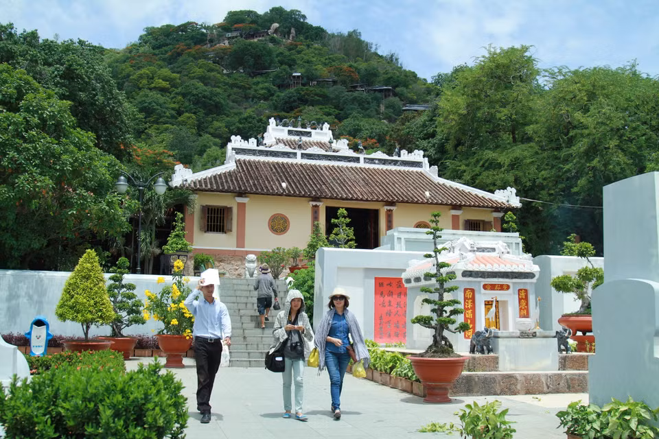 Cùng nằm trên triền Núi Sam, ở thế lưng tựa núi, mặt hướng ra cánh đồng mênh mông còn có khu an nghỉ của nhị vị phu nhân và danh thần Thoại Ngọc Hầu (Nguyễn Văn Thoại) cùng các tướng sỹ từng cùng ông chinh phục thiên nhiên, khai phá vùng đồng bằng sông Cửu Long và bảo vệ vùng biên thùy Tây Nam Tổ quốc. (Ảnh: Xuân Mai/Vietnam+)