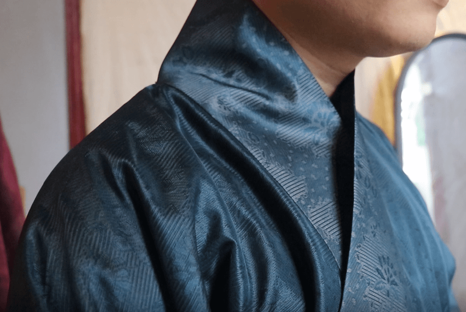 Lĩnh là từ Hán-Việt có nghĩa cổ áo nên Giao Lĩnh có nghĩa là chiếc áo có phần cổ giao nhau. Là một dáng áo cơ bản của cổ phục Việt, Giao Lĩnh được sử dụng trong mọi tầng lớp từ vua chúa, quý tộc đến bình dân. (Ảnh: PV/Vietnam+)