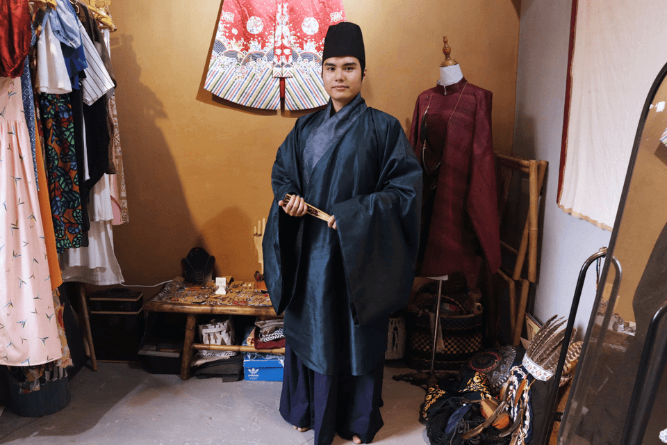 Toàn cảnh áo Giao Lĩnh với 5-6 mảnh vải ghép lại tạo thành thân áo. (Ảnh: PV/Vietnam+)