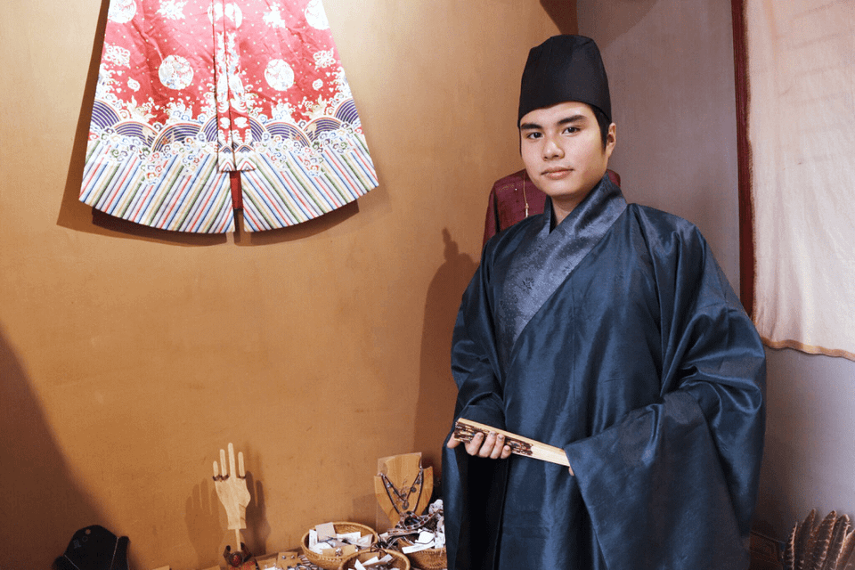 Với xu hướng may mặc và sở hữu cổ phục đang dần quay trở lại, áo Giao Lĩnh dẫu chưa thật sự phổ biến trong đại chúng, song cũng đang dần khẳng định vị thế của mình như một trong những dáng áo căn bản, kết tinh hồn cốt của cổ phục Việt. (Ảnh: PV/Vietnam+) 