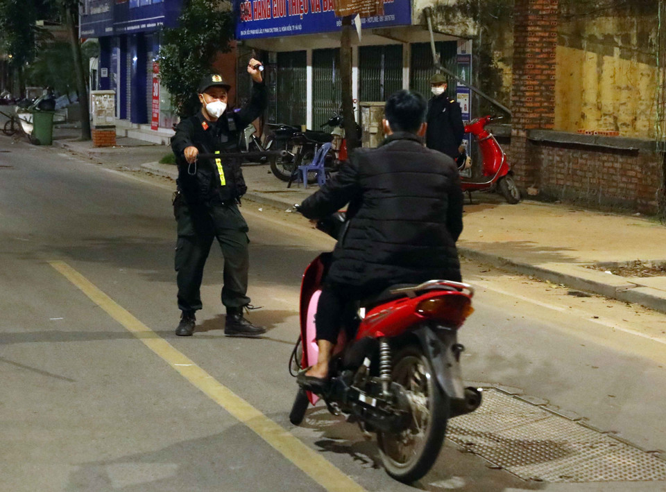 Một trường hợp vi phạm trật tự an toàn giao thông được lực lượng Tổ công tác Y2/141 yêu cầu dừng xe và xử lý. (Ảnh: Phạm Kiên/TTXVN)