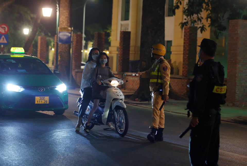 Tổ công tác Y2/141 dừng xe, kiểm tra và xử lý các trường hợp vi phạm trật tự an toàn giao thông. (Ảnh: Phạm Kiên/TTXVN)