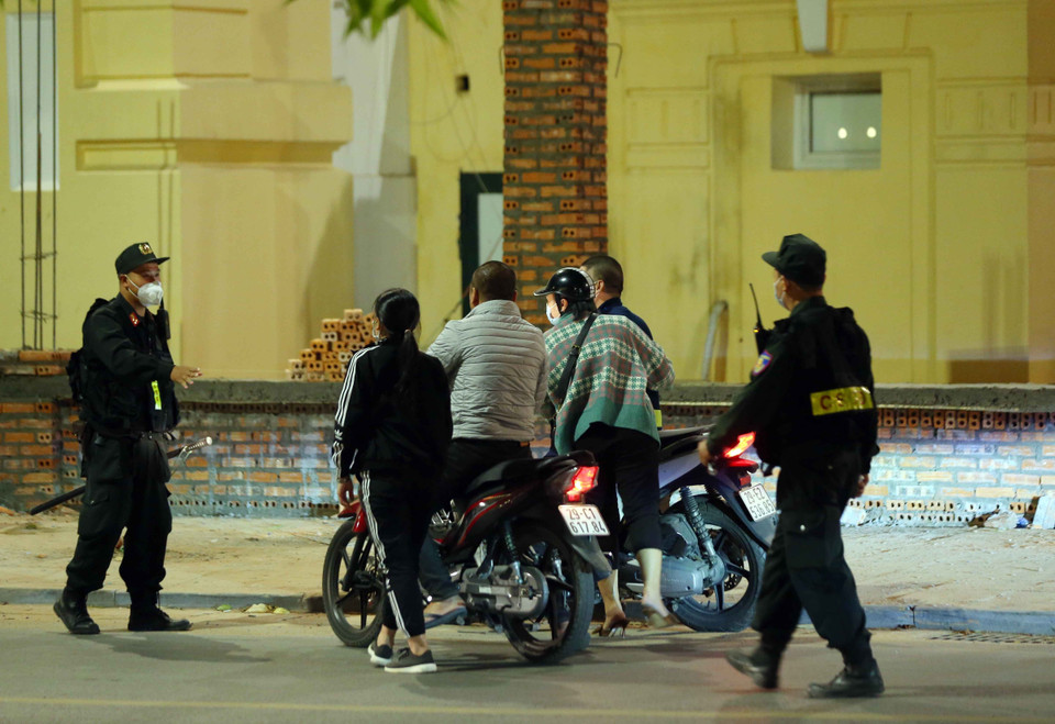 Tổ công tác Y2/141 dừng xe, kiểm tra và xử lý các trường hợp vi phạm trật tự an toàn giao thông. (Ảnh: Phạm Kiên/TTXVN)