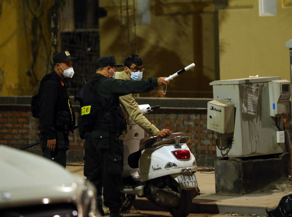 Tổ công tác Y2/141 dừng xe, kiểm tra và xử lý các trường hợp vi phạm trật tự an toàn giao thông. (Ảnh: Phạm Kiên/TTXVN)