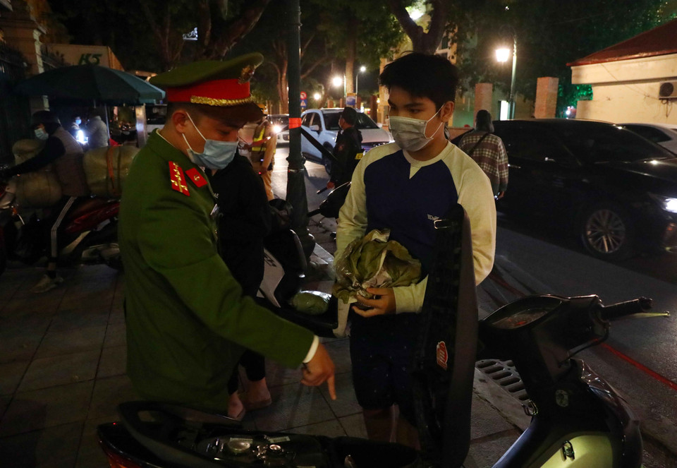 Lực lượng Công an thành phố Hà Nội bố trí nhiều tổ công tác 141 tại các tuyến phố để chủ động trong công tác phòng ngừa, phát hiện, ngăn chặn, tấn công, trấn áp tội phạm cũng như kiên quyết xử lý các đối tượng cố tình vi phạm an ninh và an toàn trật tự giao thông. (Ảnh: Phạm Kiên/TTXVN)