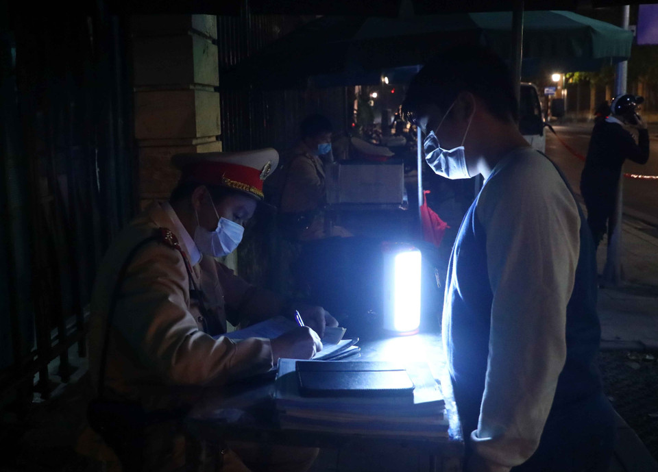 Tổ công tác Y2/141 làm nhiệm vụ tại ngã 3 Tràng Tiền-Tông Đản kiên quyết lập biên bản xử lý các trường hợp vi phạm trật tự an toàn giao thông. (Ảnh: Phạm Kiên/TTXVN)