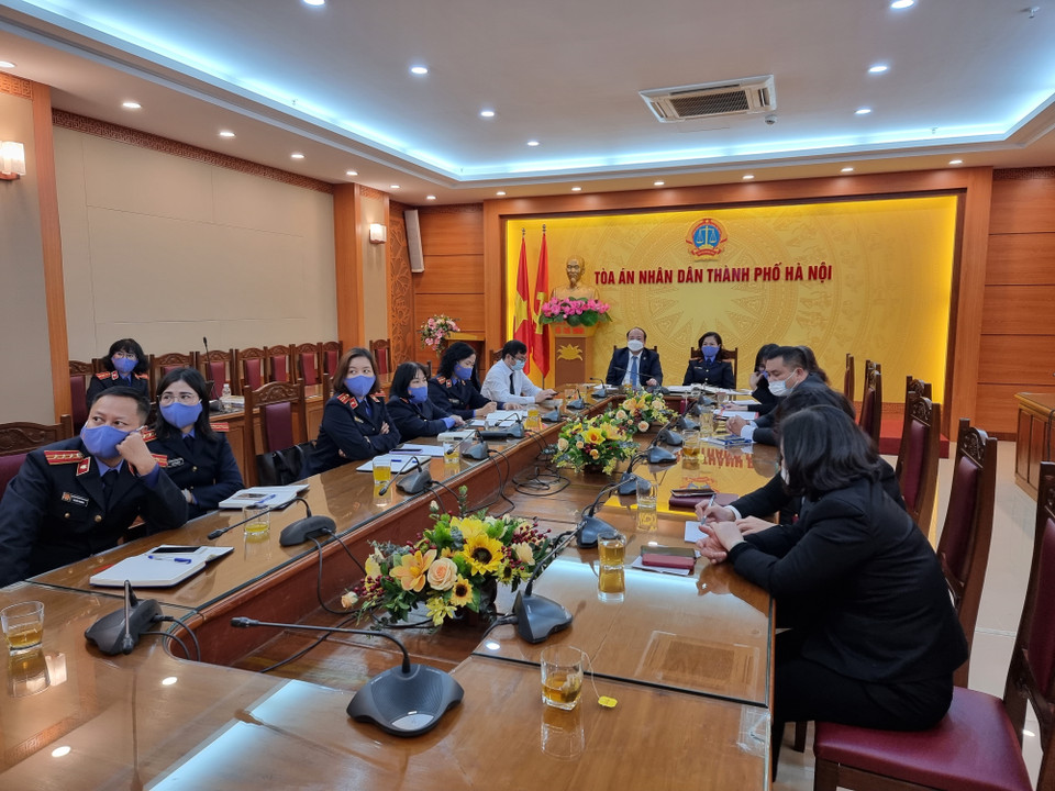 Điểm cầu theo dõi phiên tòa trực tuyến tại Tòa án Nhân dân thành phố Hà Nội. (Ảnh: Kim Anh/TTXVN)