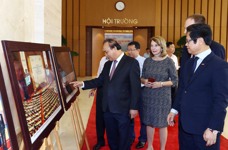 Sáng 23/4, Thủ tướng Nguyễn Xuân Phúc chủ trì Hội nghị Ban Chỉ đạo quốc gia về hội nhập quốc tế và tham quan Trưng bày ảnh do TTXVN thực hiện về những sự kiện nổi bật của Việt Nam trong hội nhập quốc tế. (Ảnh: Thống Nhất/TTXVN)