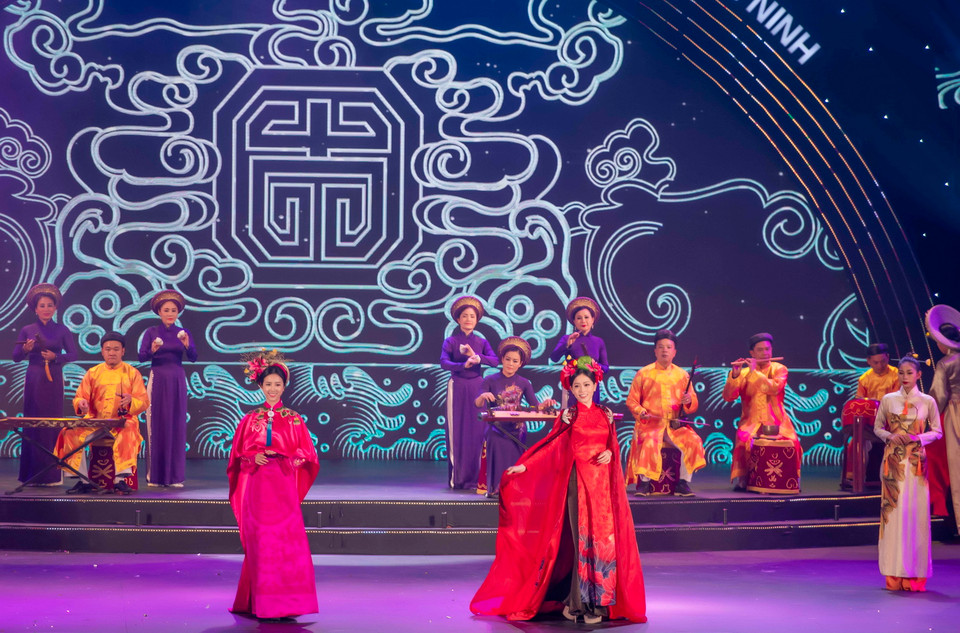 ...thì Phương Nga và Thúy An lần lượt diện những tà áo dài mang sắc đỏ và hồng cùng những chiếc mấn được thiết kế tỉ mỉ. (Ảnh: Như Hoàn/Vietnam+)