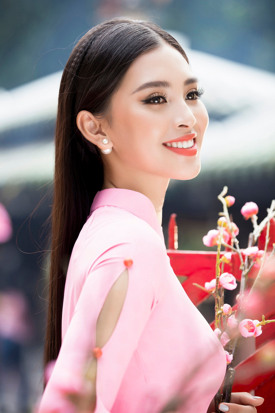 Nhà thiết kế Ngô Nhật Huy đã vẽ nên giấc mơ Xuân mà ở đó từng ký ức mơ của một thời thơ ấu đã qua của Hoa hậu. (Ảnh: Lê Thiện Viễn/Vietnam+)