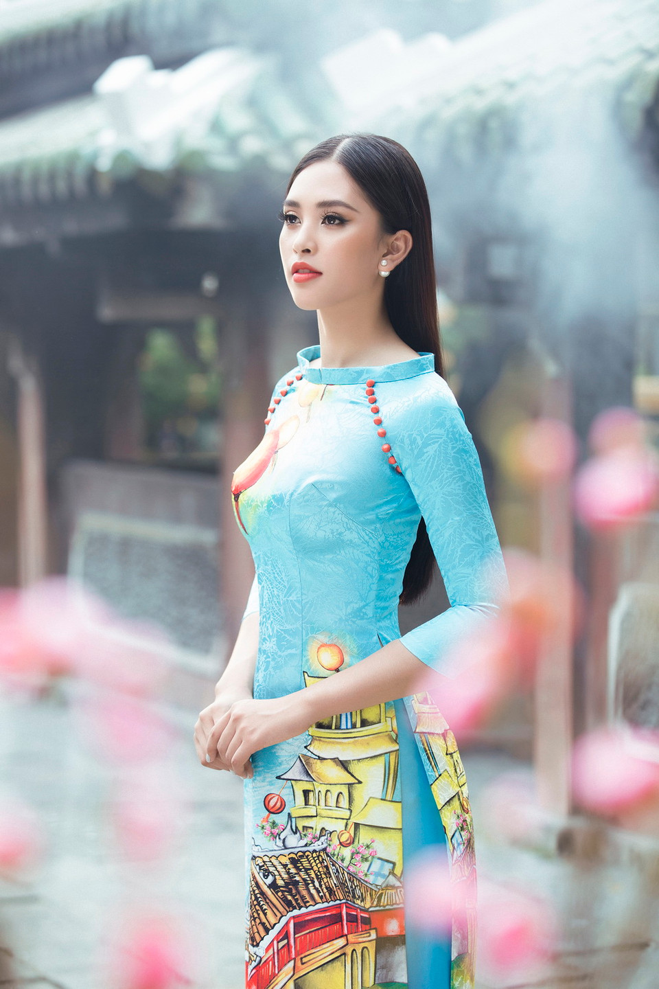 Chất liệu lụa bóng và gấm xuyên suốt trong bộ sưu tập. (Ảnh: Lê Thiện Viễn/Vietnam+)