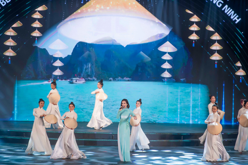 Tiết mục của Ái Phương. (Ảnh: Như Hoàn/Vietnam+)