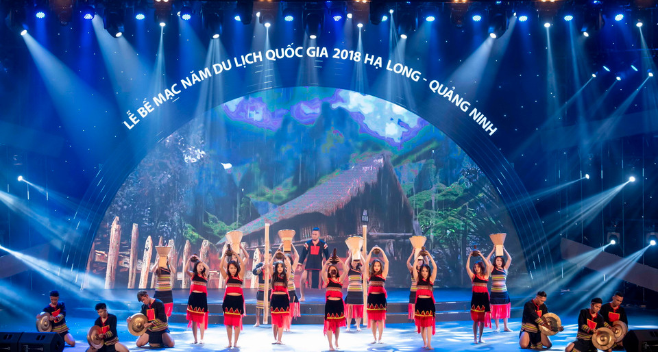 Chương trình còn có sự góp mặt của nhiều nghệ sỹ nổi tiếng như Hồng Nhung, Hồ Quỳnh Hương, ca nương Kiều Anh, Đức Tuấn, Ái Phương, Ngọc Anh… (Ảnh: Như Hoàn/Vietnam+)