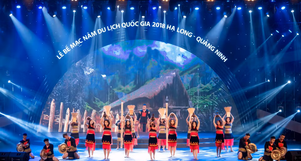 Chương trình còn có sự góp mặt của nhiều nghệ sỹ nổi tiếng như Hồng Nhung, Hồ Quỳnh Hương, ca nương Kiều Anh, Đức Tuấn, Ái Phương, Ngọc Anh… (Ảnh: Như Hoàn/Vietnam+)