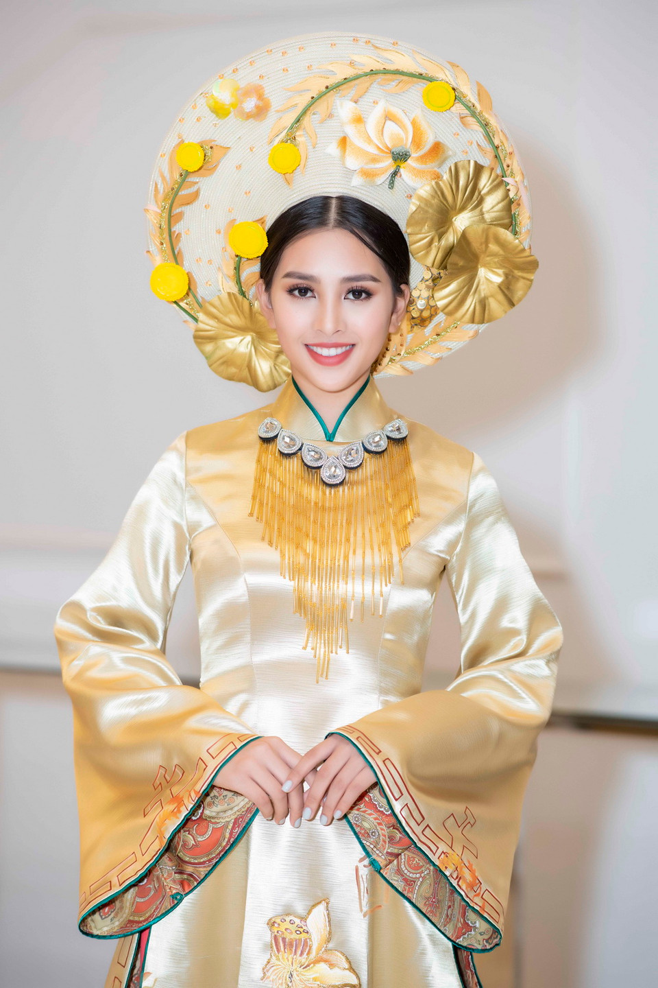 Tiểu Vy đằm thắm trong trang phục 'Huyền bí phương Đông' của nhà thiết kế Trần Thiện Khánh. (Ảnh: Như Hoàn/Vietnam+)