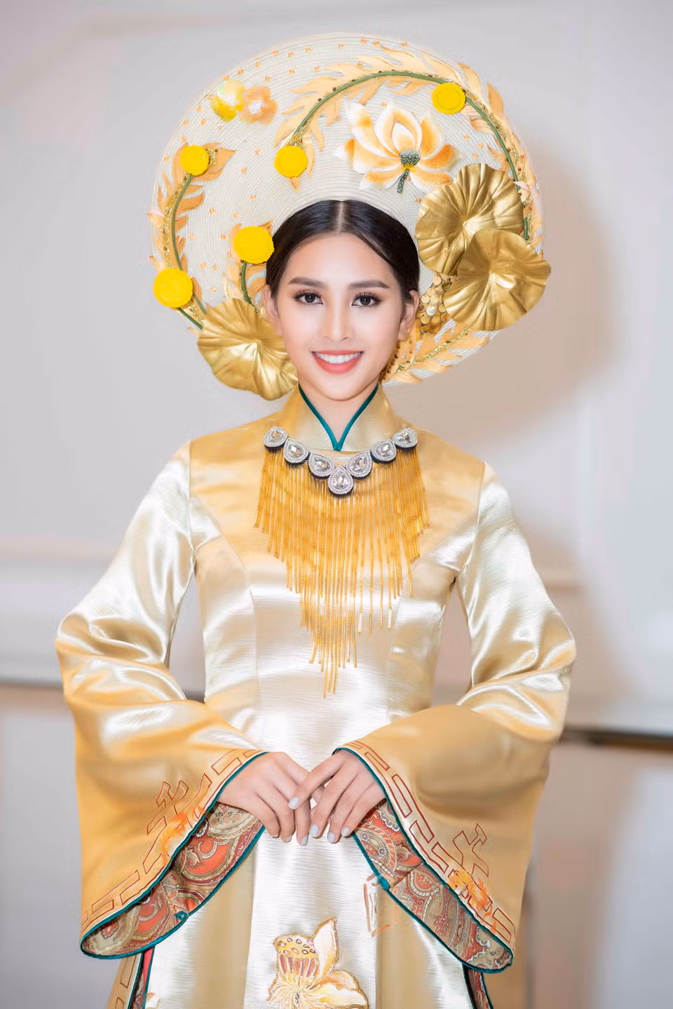 Tiểu Vy đằm thắm trong trang phục 'Huyền bí phương Đông' của nhà thiết kế Trần Thiện Khánh. (Ảnh: Như Hoàn/Vietnam+)