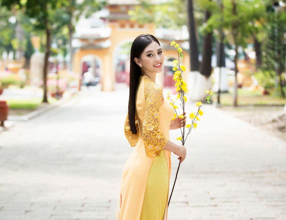 Nàng hậu vốn quen thuộc với hình ảnh hiện đại trong các bộ cánh lộng lẫy tại những sự kiện, hay trang phục thời trang đời thường... (Ảnh: Lê Thiện Viễn/Vietnam+)