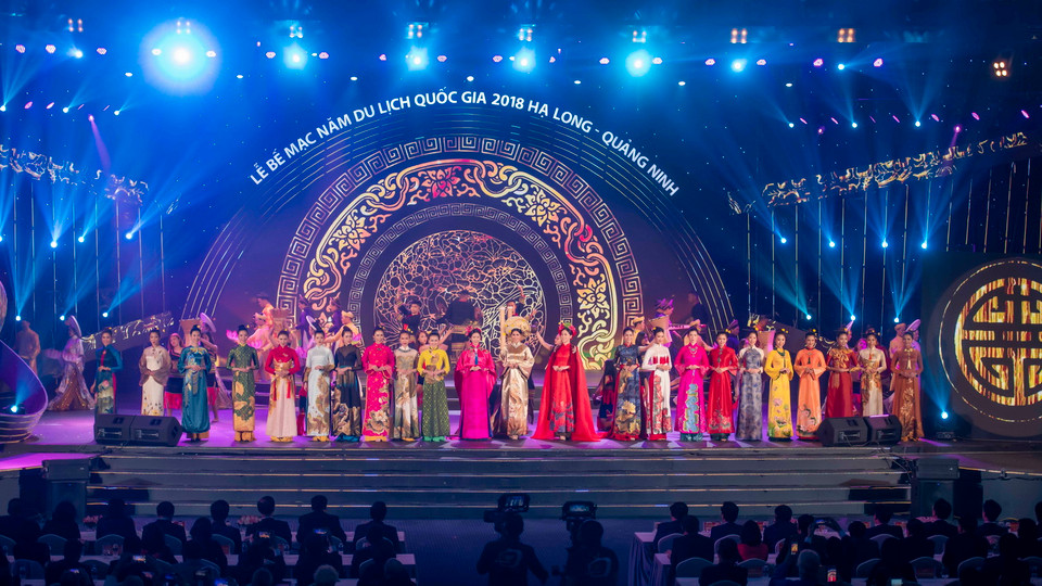 Bộ sưu tập 'Huyền bí phương Đông' và 'Nét xưa' của nhà thiết kế Trần Thiện Khánh lấy ý tưởng từ cung đình Huế. (Ảnh: Như Hoàn/Vietnam+)