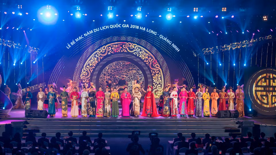 Bộ sưu tập 'Huyền bí phương Đông' và 'Nét xưa' của nhà thiết kế Trần Thiện Khánh lấy ý tưởng từ cung đình Huế. (Ảnh: Như Hoàn/Vietnam+)