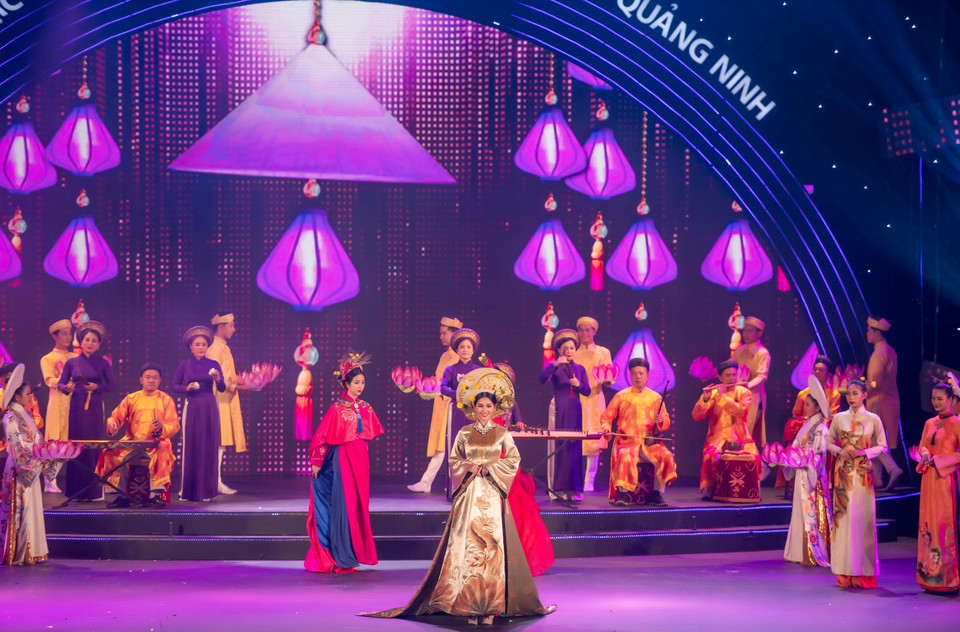 Nếu Tiểu Vy đảm nhận vị trí vedette với áo dài màu vàng – tượng trưng cho Hoàng tộc... (Ảnh: Như Hoàn/Vietnam+)