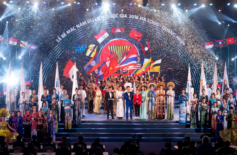 Chương trình kết thúc với hình ảnh phát triển của các nước Đông Nam Á thể hiện sự giao thoa văn hóa và mong muốn hội nhập của du lịch Việt Nam. (Ảnh: Như Hoàn/Vietnam+)
