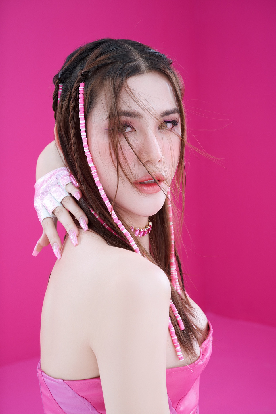 Tại buổi chụp ảnh, Thiên Hân vô cùng thích thú với hình tượng của những nhóm nhạc nữ Kpop mà cô đang hóa thân. Nữ nhân viên ngân hàng được đánh giá là gương mặt ấn tượng và đầy sức hút của cuộc thi. Thiên Hân luôn thể hiện tròn vai trò và được ban giám khảo cũng huấn luyện viên dành cho nhiều lời khen. Ở bộ ảnh lần này, cô gây bất ngờ khi thể hiện trọn vẹn vẻ ngọt ngào và thần thái. (Ảnh: CTV/Vietnam+)