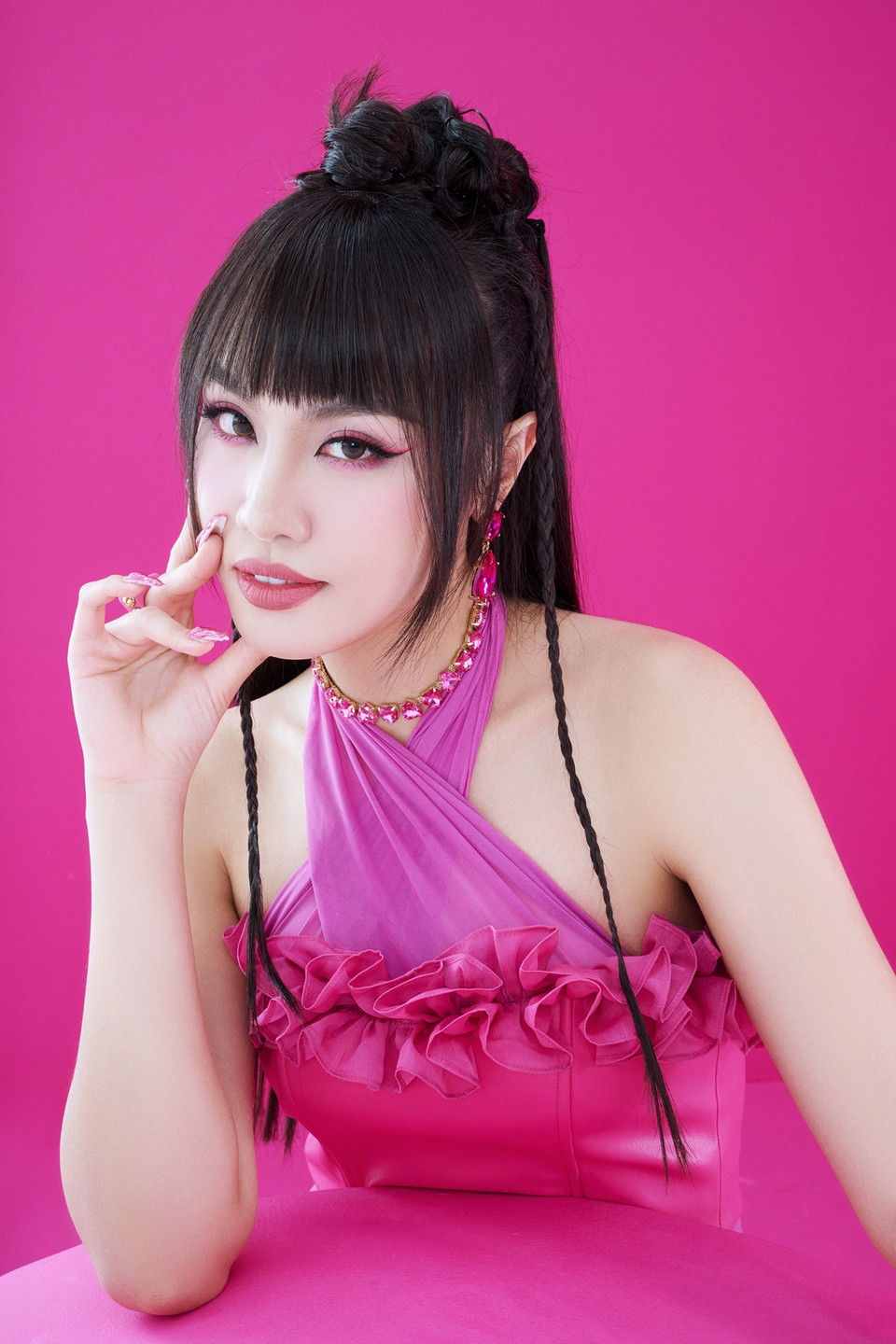 Trong bộ ảnh, gương mặt của Á hậu Hoàn vũ Việt Nam được đánh giá thu hút và ấn tượng với phong cách thời trang độc đáo. (Ảnh: CTV/Vietnam+)