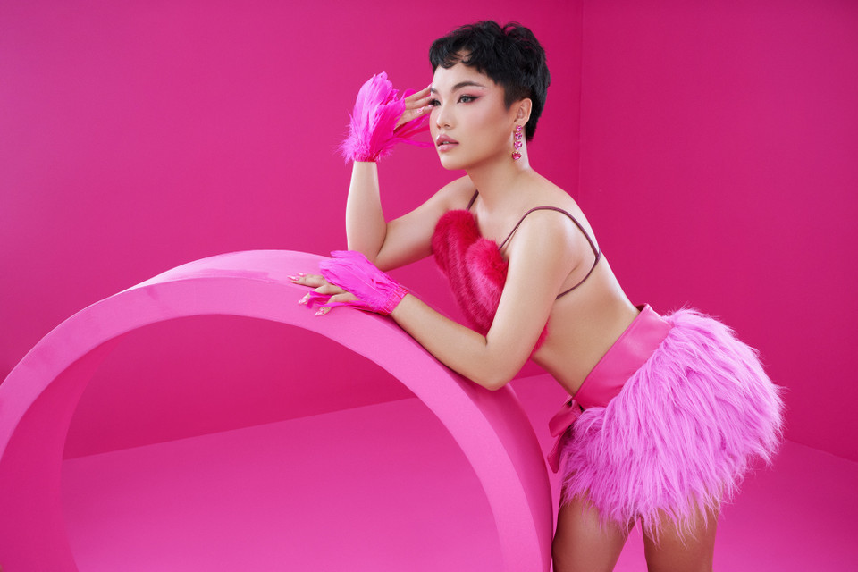 Khi nhắc tới Hà Đan, khán giả luôn nể phục quá trình nỗ lực và tính cách vui vẻ, hoạt bát của cô nàng. Trong bộ ảnh này, Hà Đan khiến khán giả bất ngờ khi hóa thân thành cô gái có phong cách nữ tính và ngọt ngào với mái tóc tém đặc trưng.(Ảnh: CTV/Vietnam+)