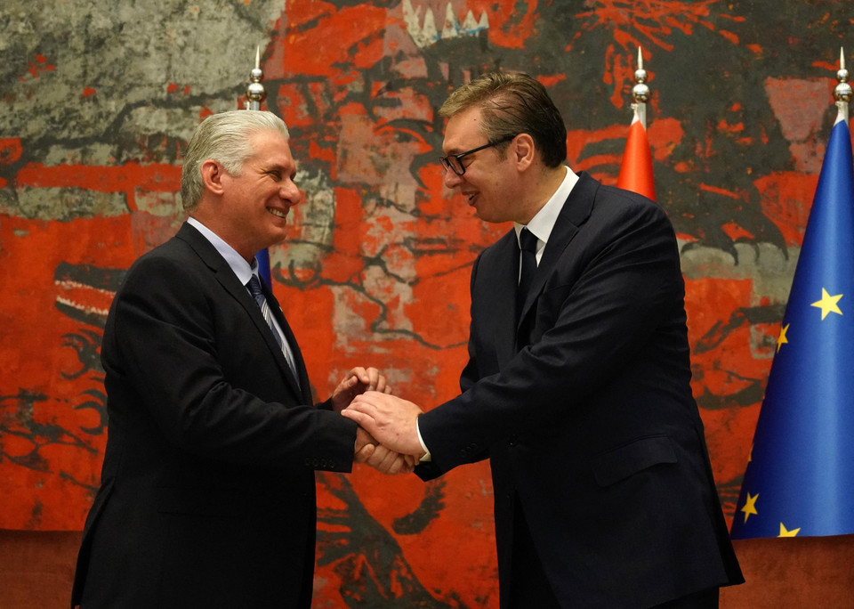 Ngày 21/6/2023, Tổng thống Serbia Aleksandar Vucic (phải) có cuộc hội đàm với Chủ tịch Cuba Miguel Diaz-Canel đang có chuyến công du Belgrade. Tại cuộc hội đàm, hai nhà lãnh đạo cam kết cải thiện quan hệ song phương. (Ảnh: AFP/TTXVN)