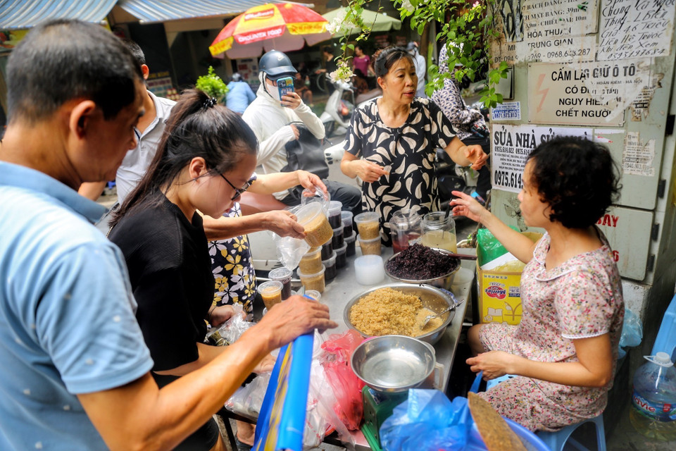 Rượu nếp trắng có giá từ 60.000-80.000 đồng/kg; còn rượu nếp cẩm có giá khoảng 100.000 đồng/kg. (Ảnh: Tuấn Đức/TTXVN)