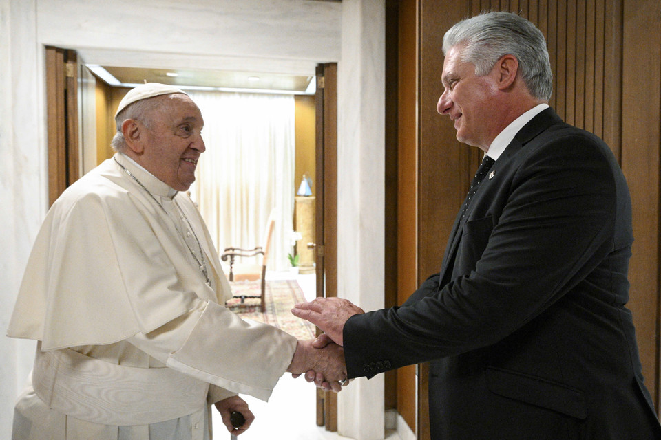 Ngày 20/6/2023, tại Tòa thánh Vatican, Giáo hoàng Francis (trái) có cuộc hội đàm với Chủ tịch Cuba Miguel Diaz-Canel, người đang có chuyến công du chính thức tới một số nước châu Âu. Sau cuộc hội đàm với Giáo hoàng Francis, Chủ tịch Cuba Miguel Diaz-Canel cho biết hai bên đề cập tới tình hình Cuba hiện tại, đặc biệt là tác động của cuộc bao vây cấm vận kinh tế lên đời sống nhân dân, đồng thời khẳng định những điểm nhất quán rộng rãi về các vấn đề cấp thiết đối với nhân loại. (Ảnh: AFP/TTXVN)