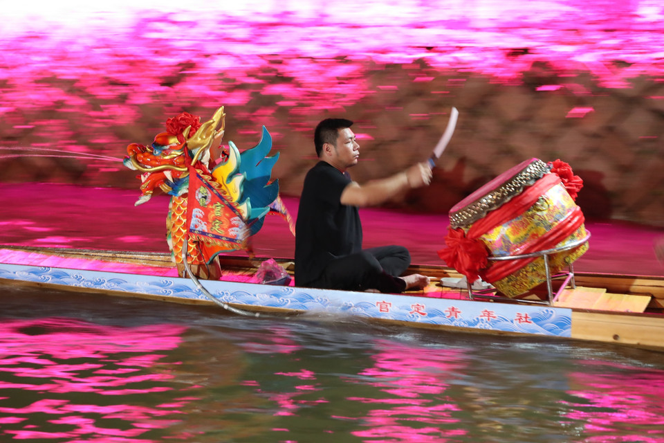 Hàng năm, cứ đến Tết Đoan Ngọ (5/5 âm lịch), người dân Trung Quốc lại tổ chức lễ hội Thuyền Rồng-lễ hội truyền thống 600 năm tuổi-trên khắp đất nước để cầu bình an và xua đuổi tà ma, bệnh tật... Các nhóm chèo thuyền sẽ đua nhau quyết liệt cùng nhịp trống vang dội cả khúc sông. Trong ảnh: Người dân tham gia lễ đua Thuyền Rồng, tại Phúc Châu, tỉnh Phúc Kiến ngày 20/6/2023. (Ảnh: THX/TTXVN)