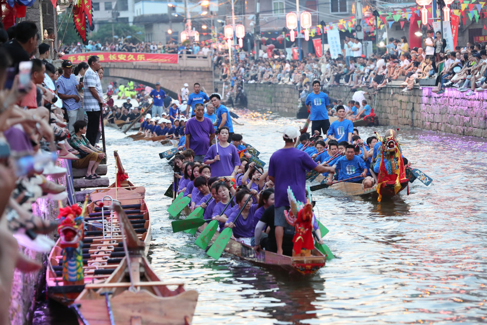  Người dân tham gia lễ hội Thuyền Rồng tại tỉnh Phúc Kiến, Trung Quốc, ngày 20/6/2023. (Ảnh: THX/TTXVN)