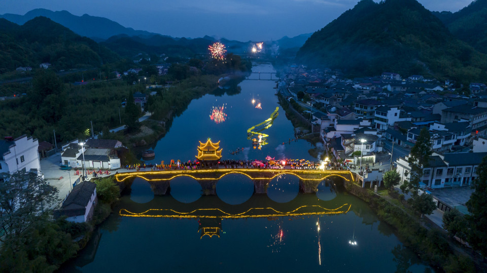 Đèn lồng được thắp sáng rực rỡ dịp Tết Đoan Ngọ (5/5 âm lịch-22/6/2023) tại tỉnh An Huy, Trung Quốc. (Ảnh: THX/TTXVN)