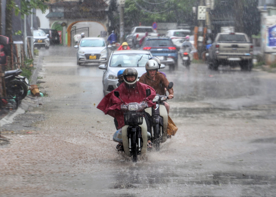 Mưa lớn trên phố Xuân Diệu.(Ảnh: Tuấn Đức/TTXVN)