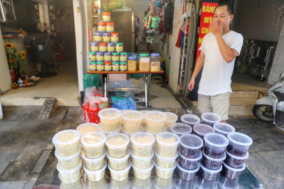 Người dân chọn mua rượu nếp ngày Tết Đoan Ngọ. (Ảnh: Tuấn Đức/TTXVN)